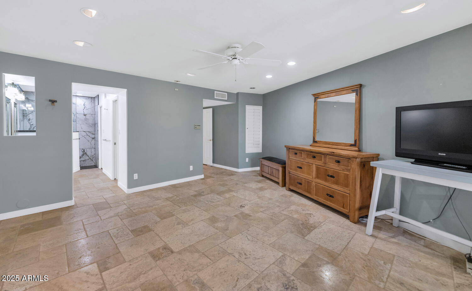 1035 N VISTA VERDE