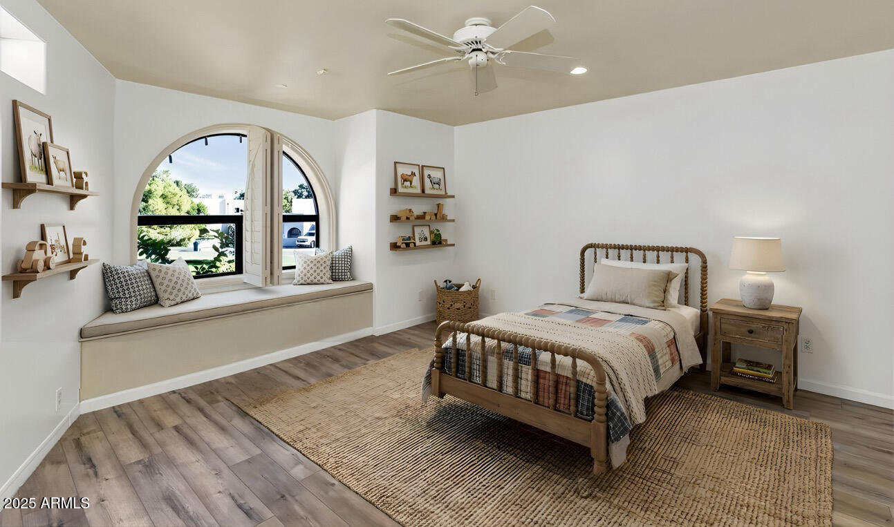1035 N VISTA VERDE