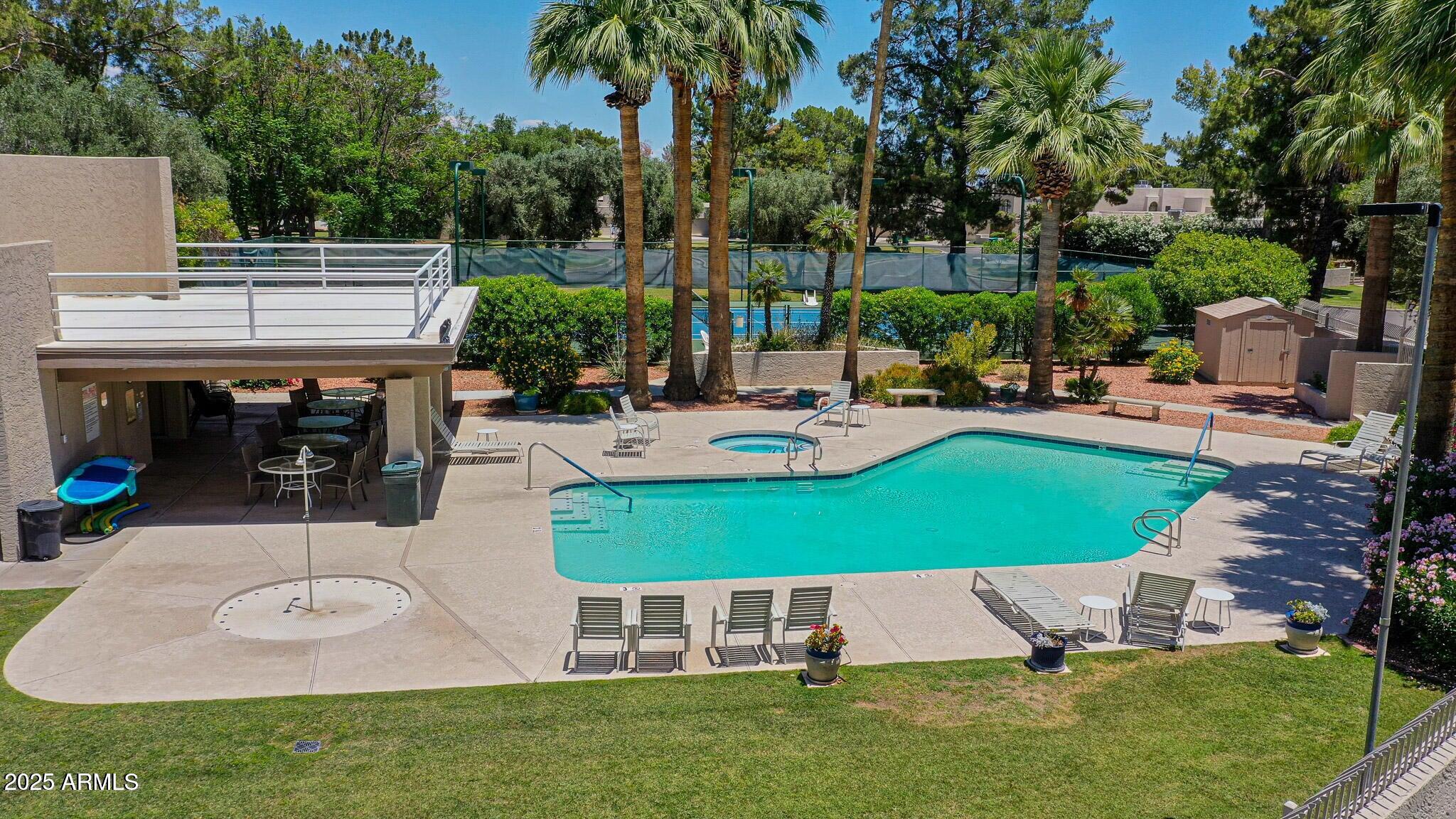 1035 N VISTA VERDE