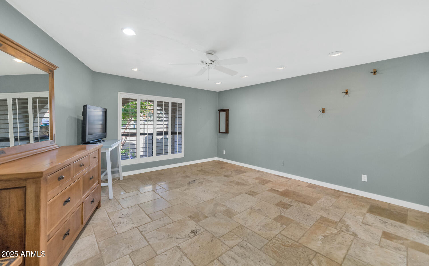 1035 N VISTA VERDE
