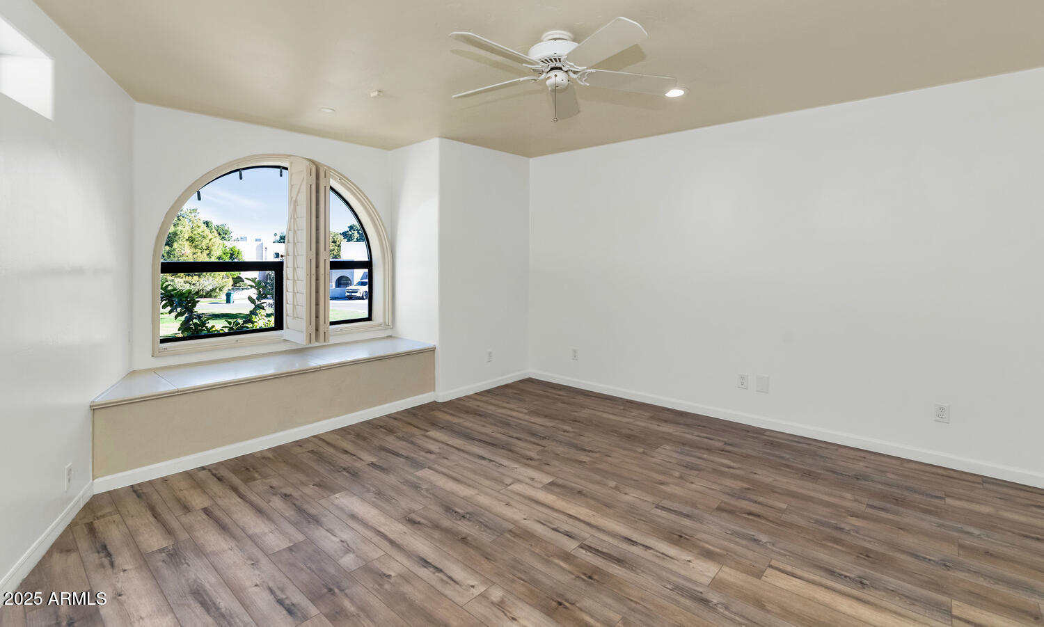 1035 N VISTA VERDE
