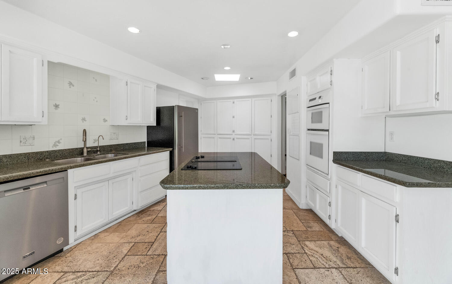 1035 N VISTA VERDE