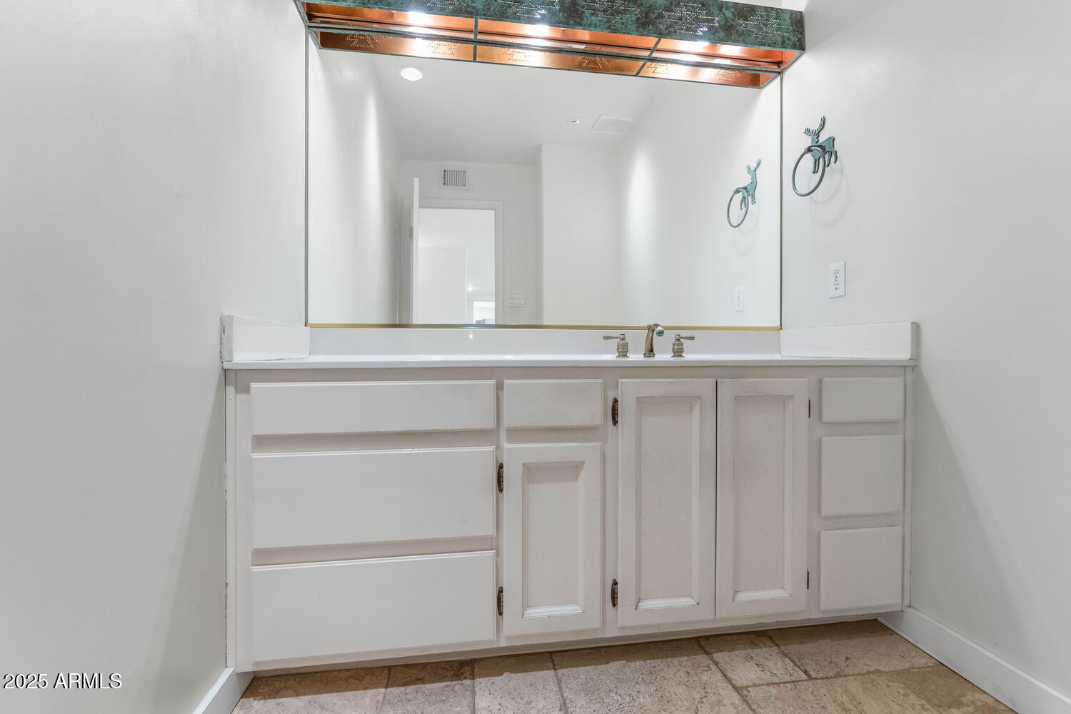 1035 N VISTA VERDE