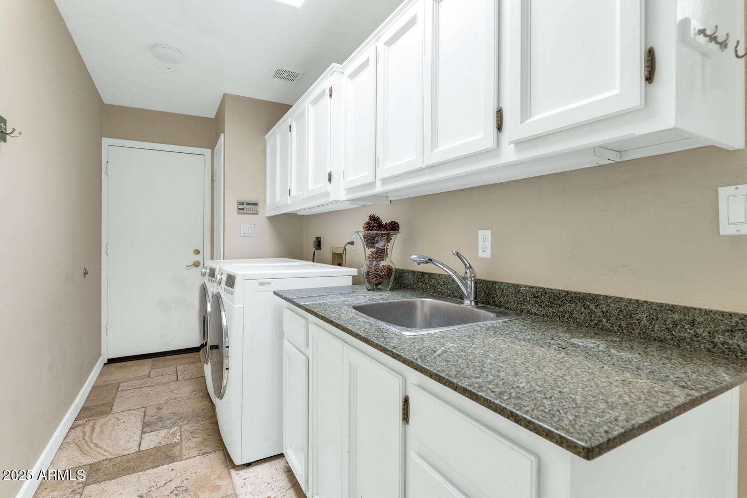 1035 N VISTA VERDE