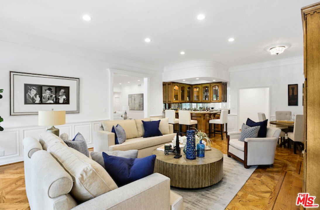 400 EVELYN PL