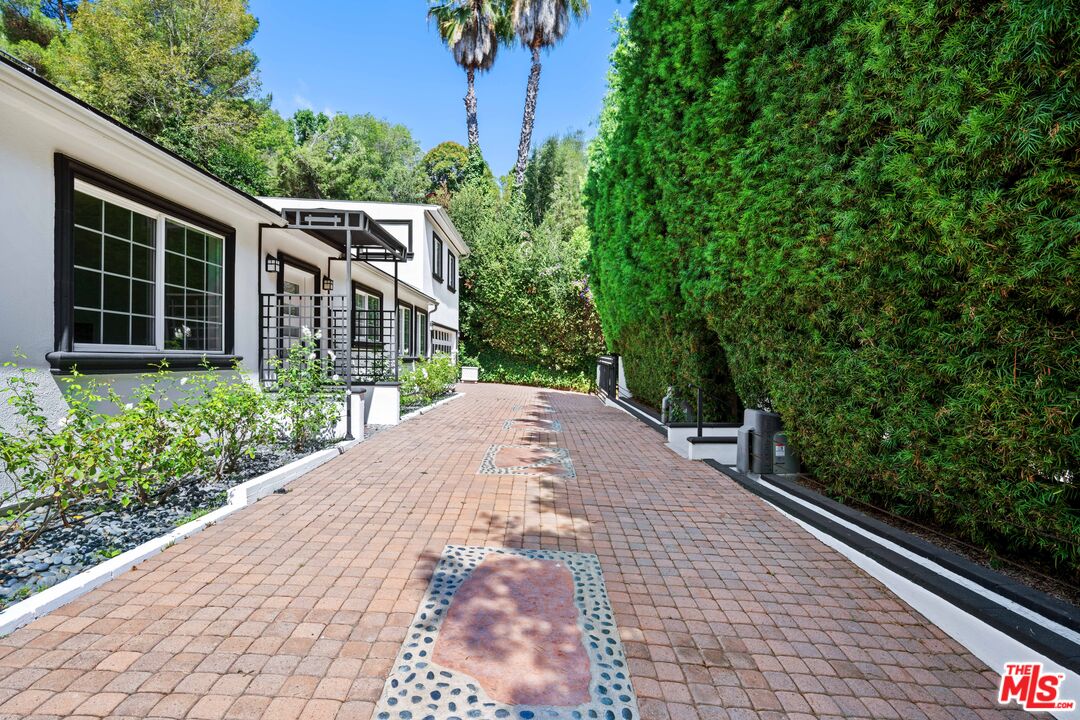 2563 Hutton Dr