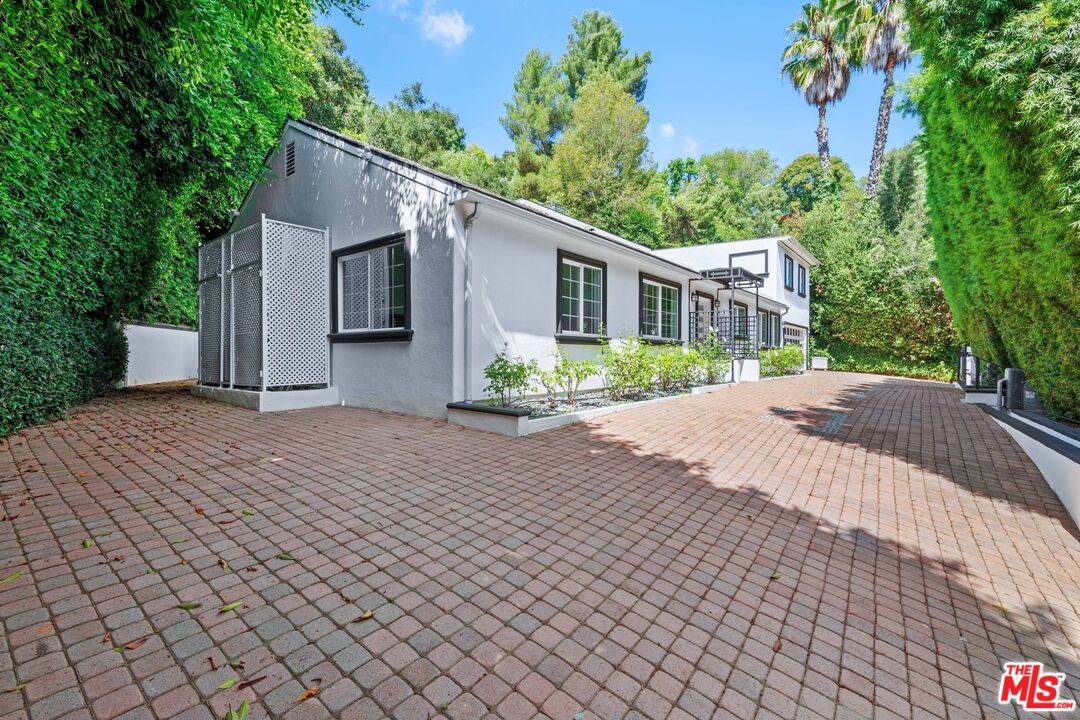 2563 Hutton Dr