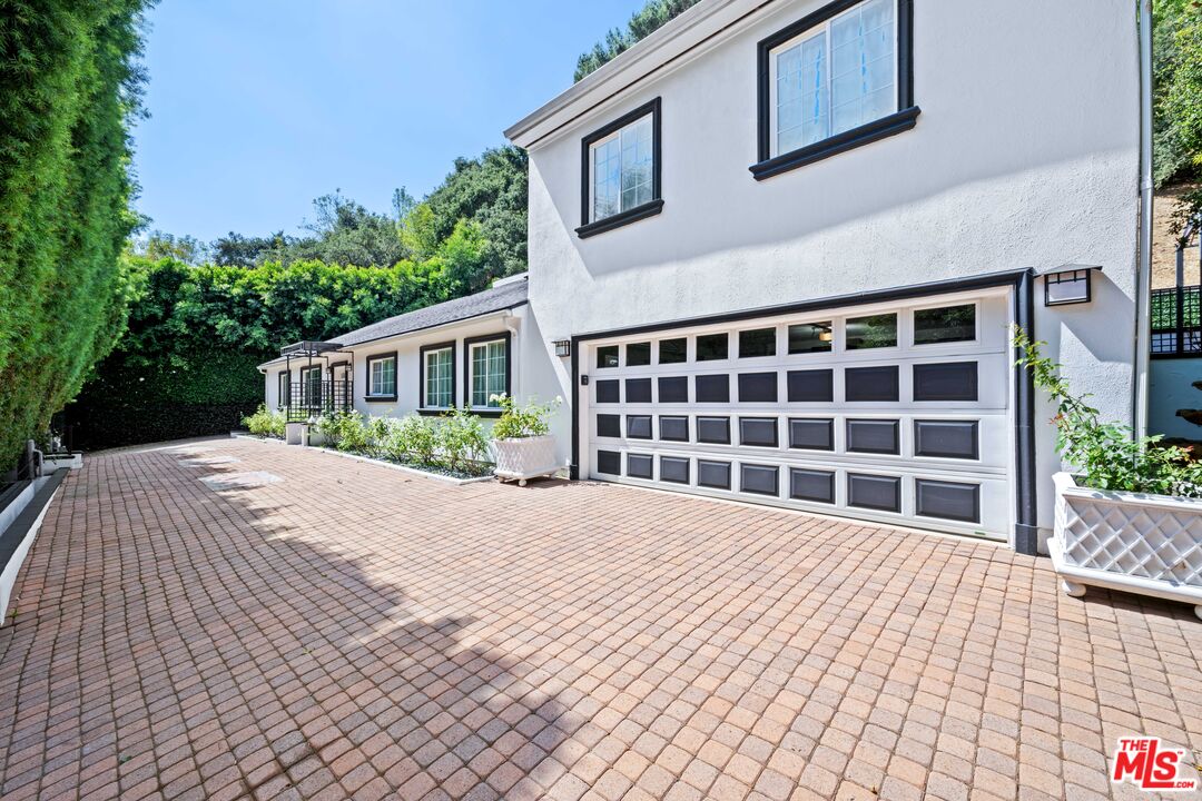 2563 Hutton Dr