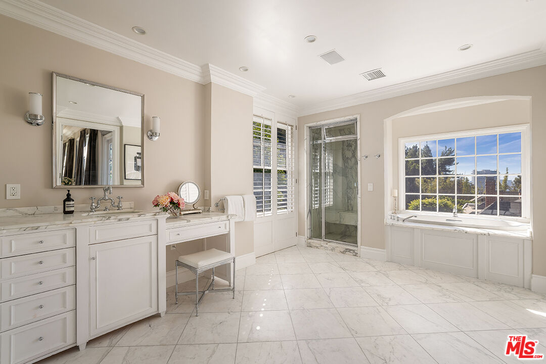 1460 N Doheny Dr