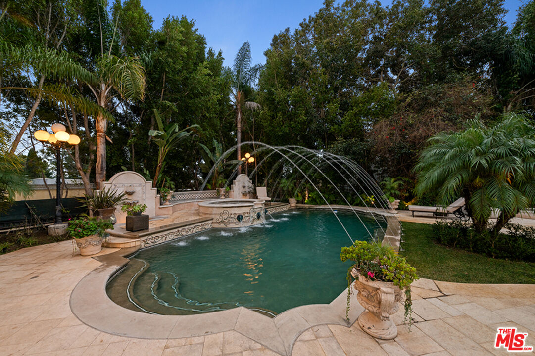 1021 N Crescent Dr