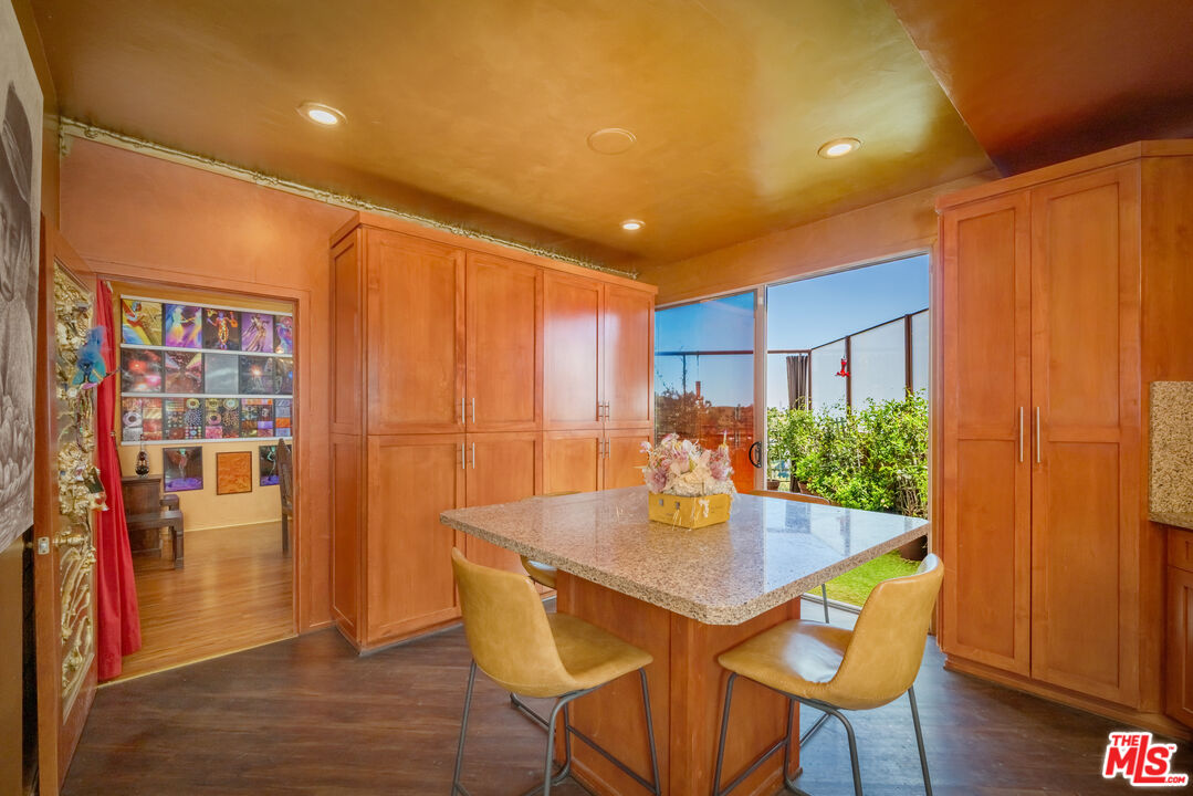 2189 Sunset Plaza Dr