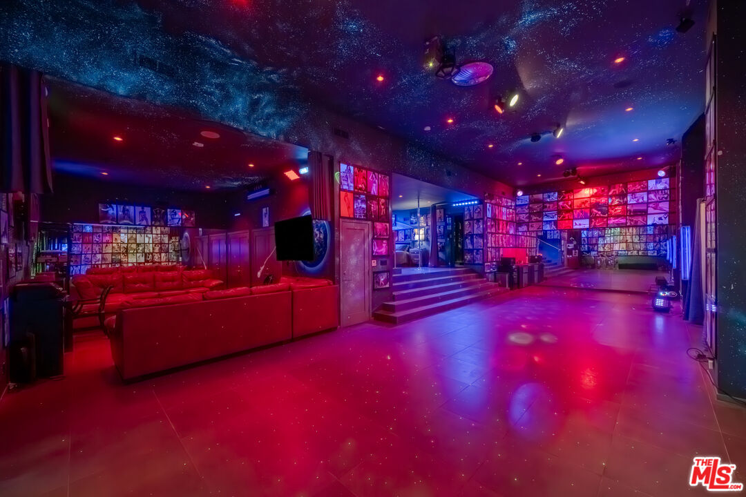 2189 Sunset Plaza Dr