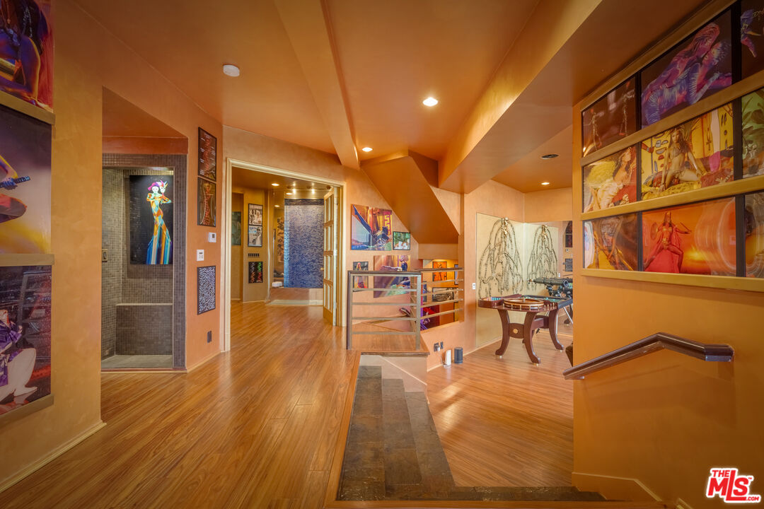 2189 Sunset Plaza Dr