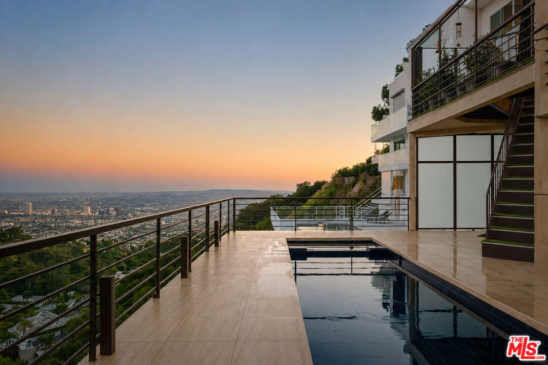 2189 Sunset Plaza Dr