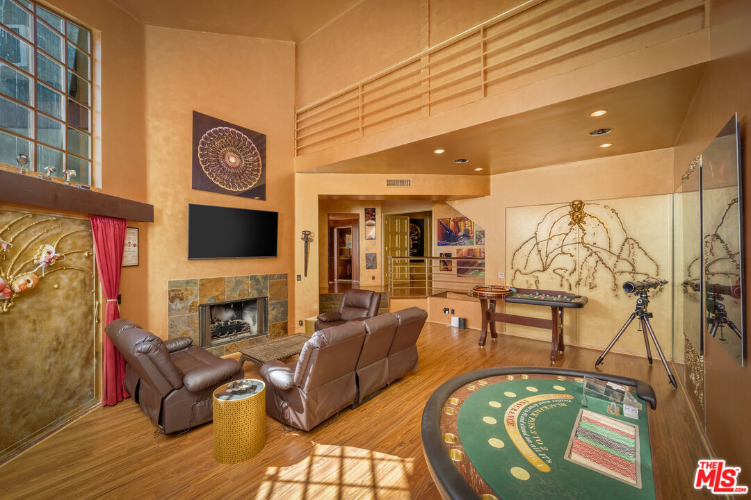 2189 Sunset Plaza Dr