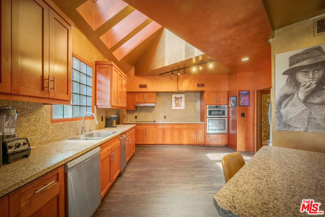 2189 Sunset Plaza Dr