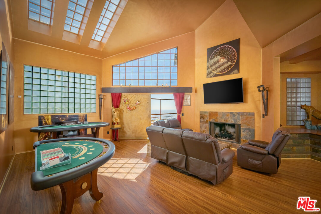 2189 Sunset Plaza Dr
