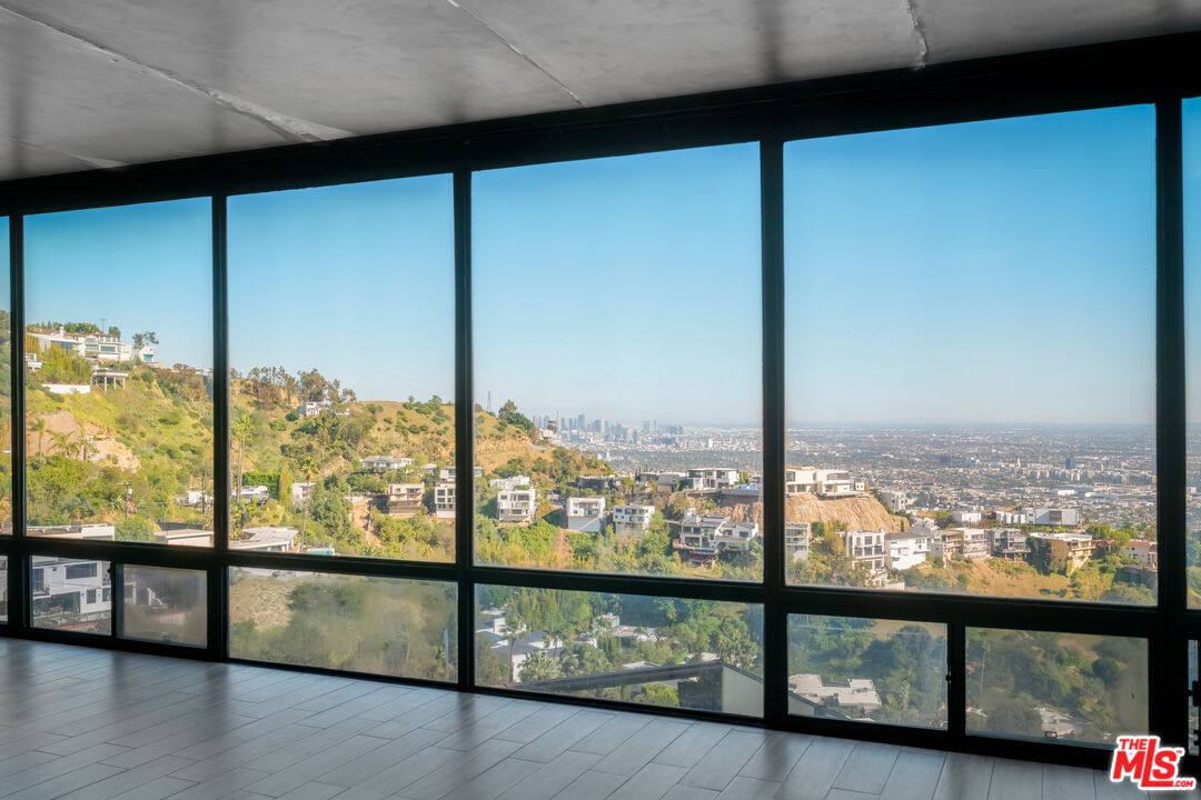 2189 Sunset Plaza Dr