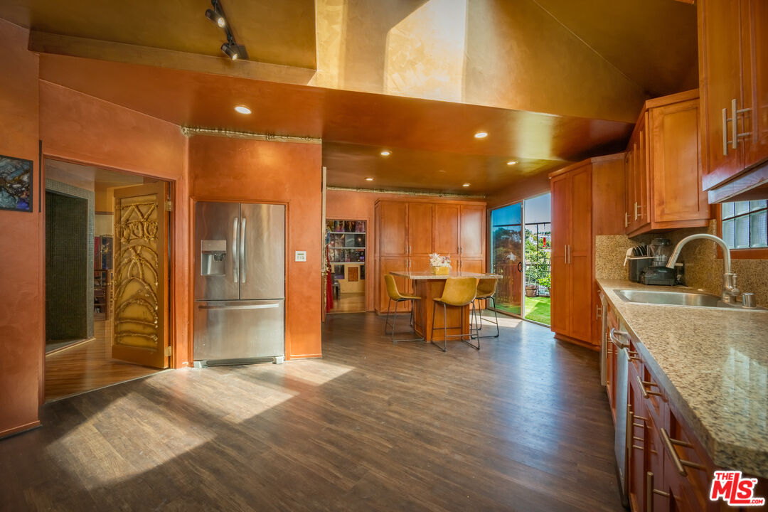 2189 Sunset Plaza Dr