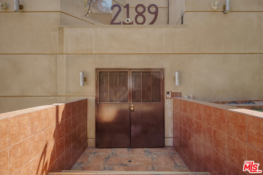 2189 Sunset Plaza Dr