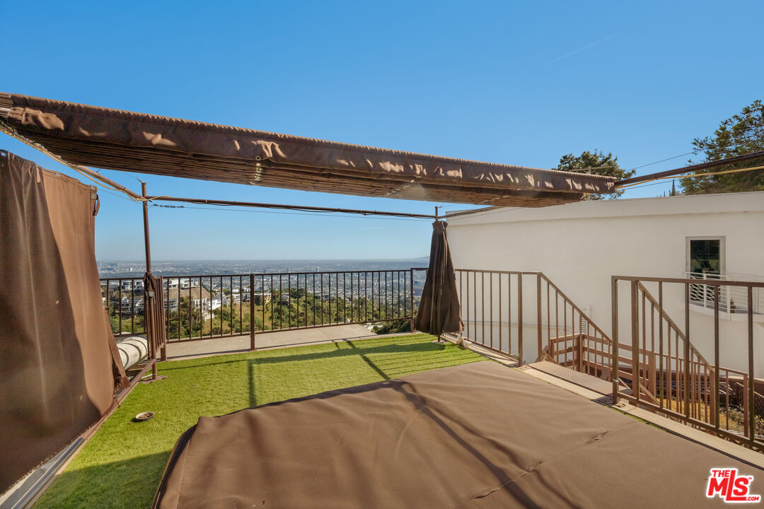 2189 Sunset Plaza Dr