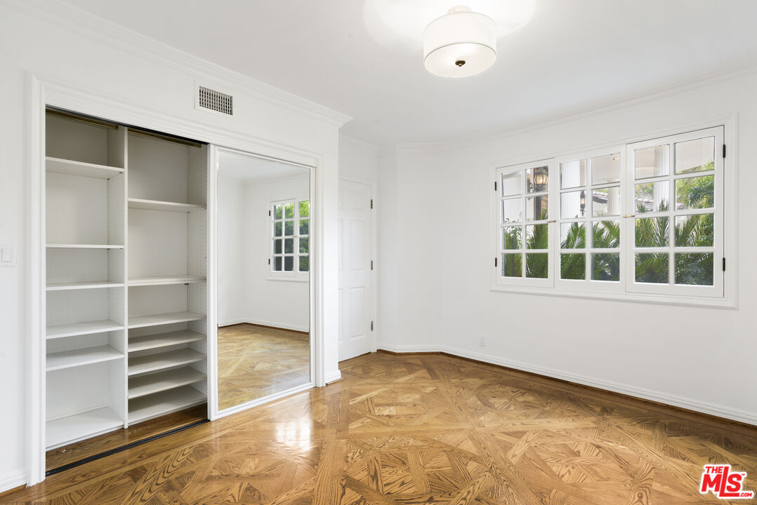 400 EVELYN PL