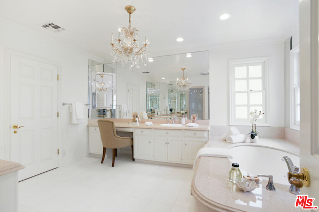 400 EVELYN PL