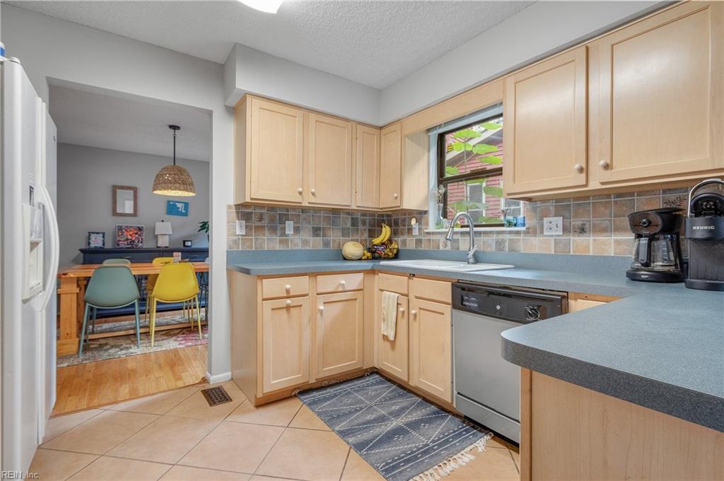 2221 Sunvista DR