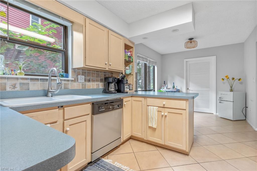 2221 Sunvista DR
