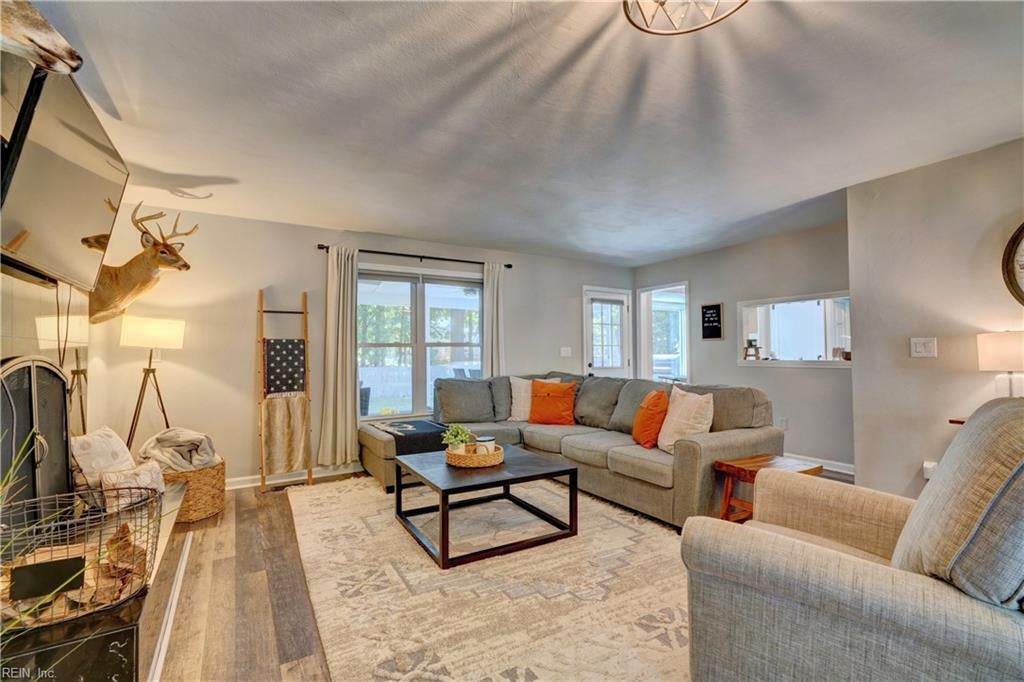 1215 Fairway DR
