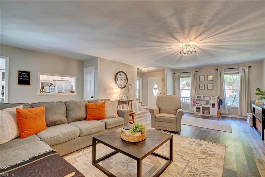 1215 Fairway DR