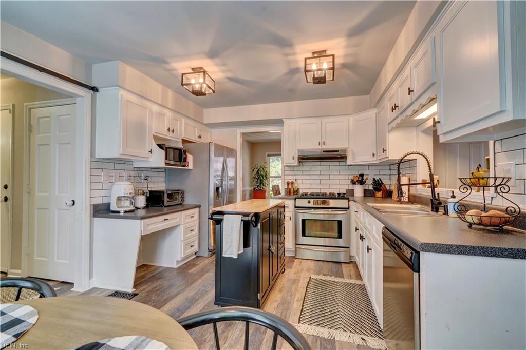 1215 Fairway DR