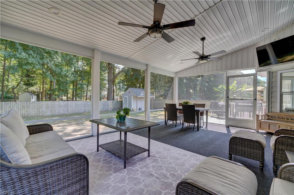 1215 Fairway DR