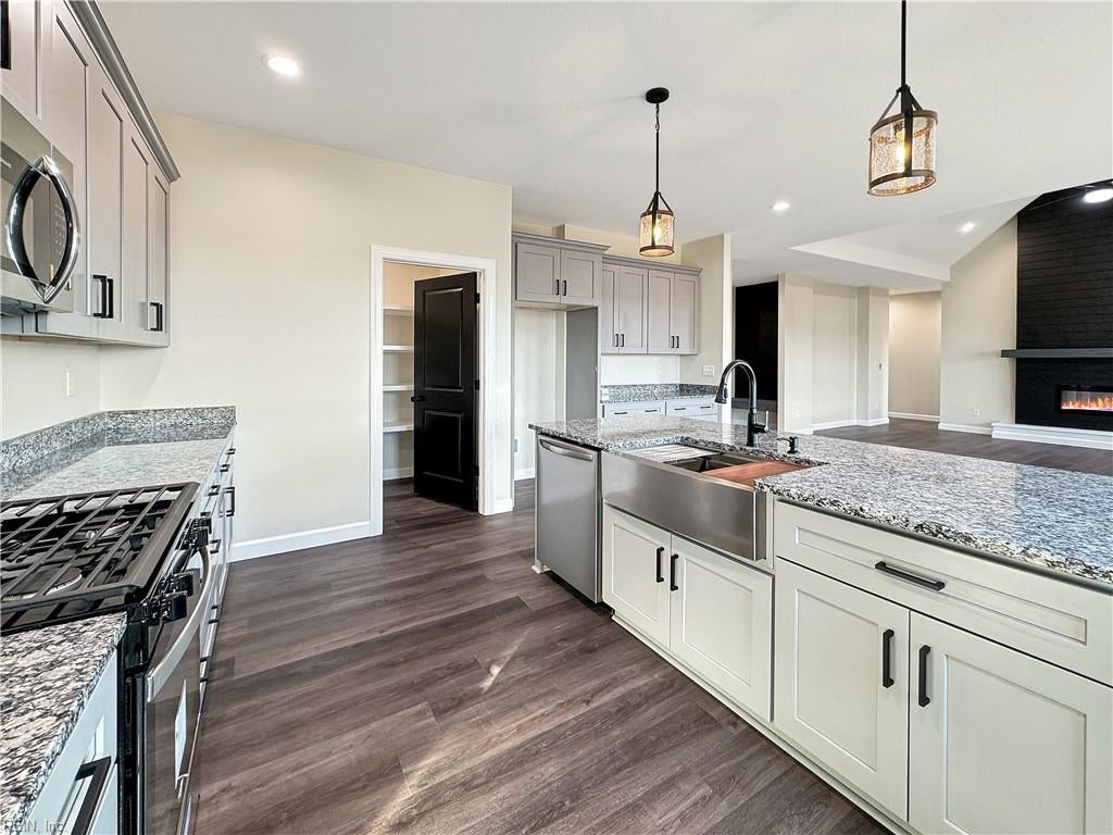 107 Lands End DR