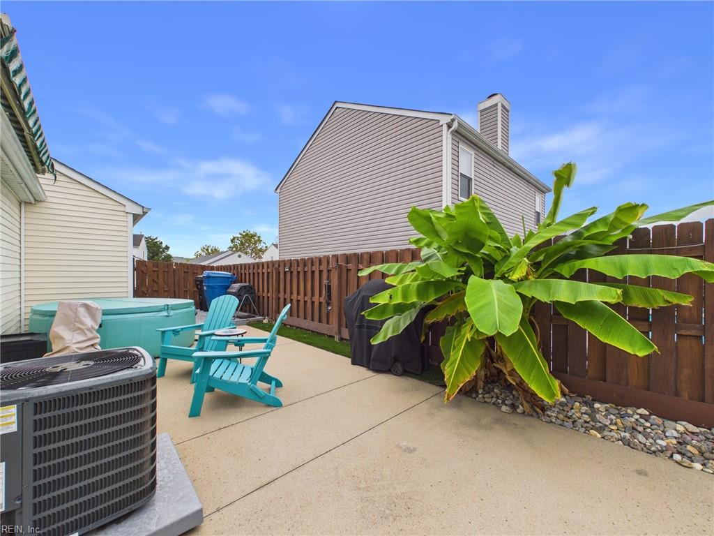 525 Hillshire WAY