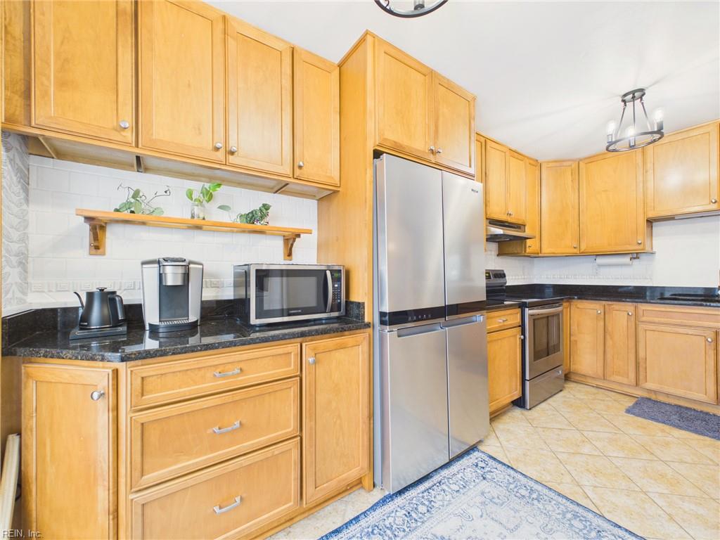 525 Hillshire WAY