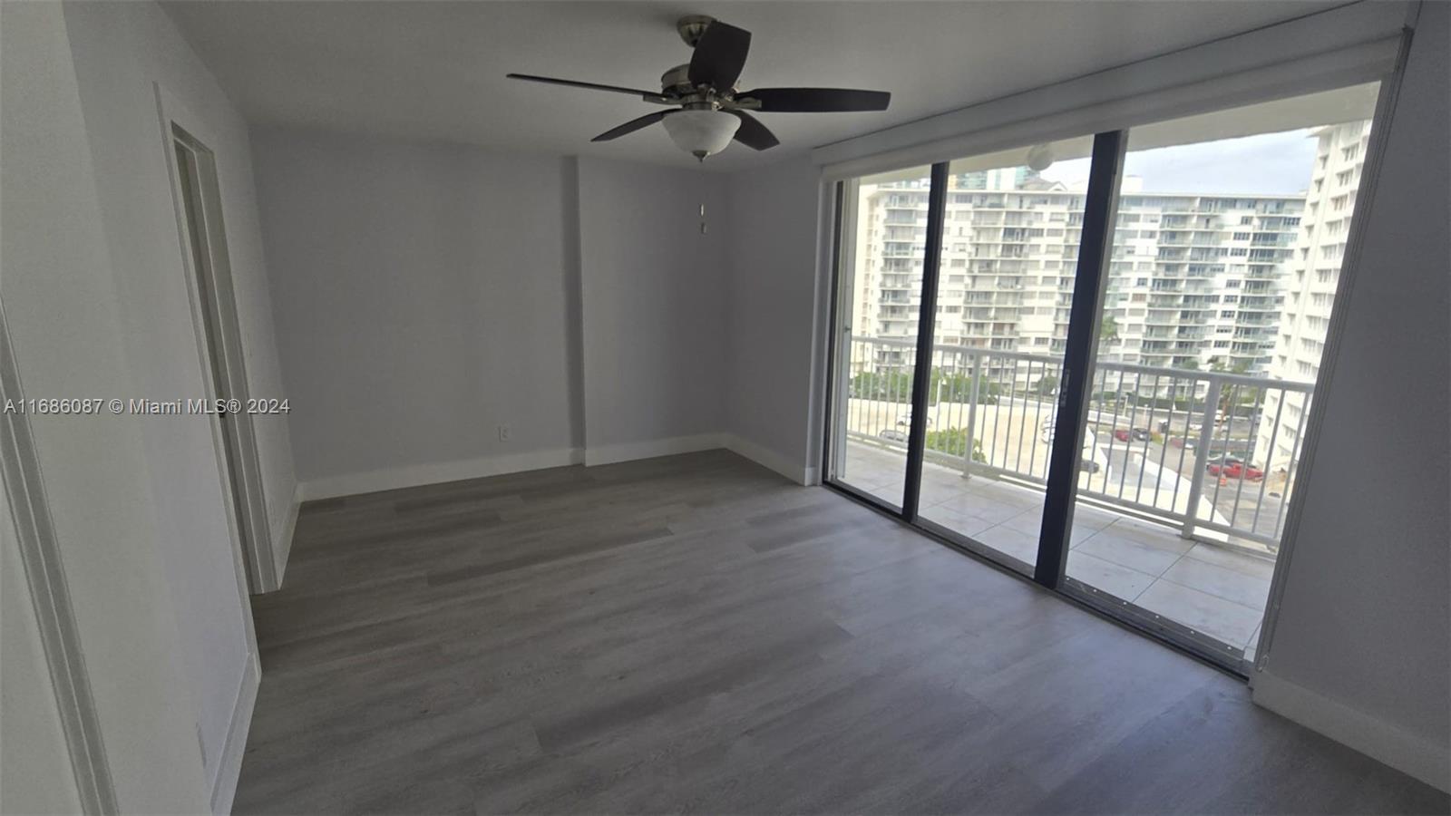 1440 Brickell Bay Dr # 909