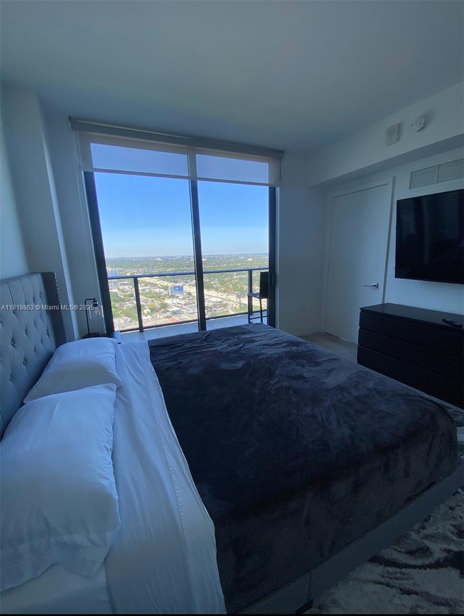 121 NE 34th St Unit: PH3212