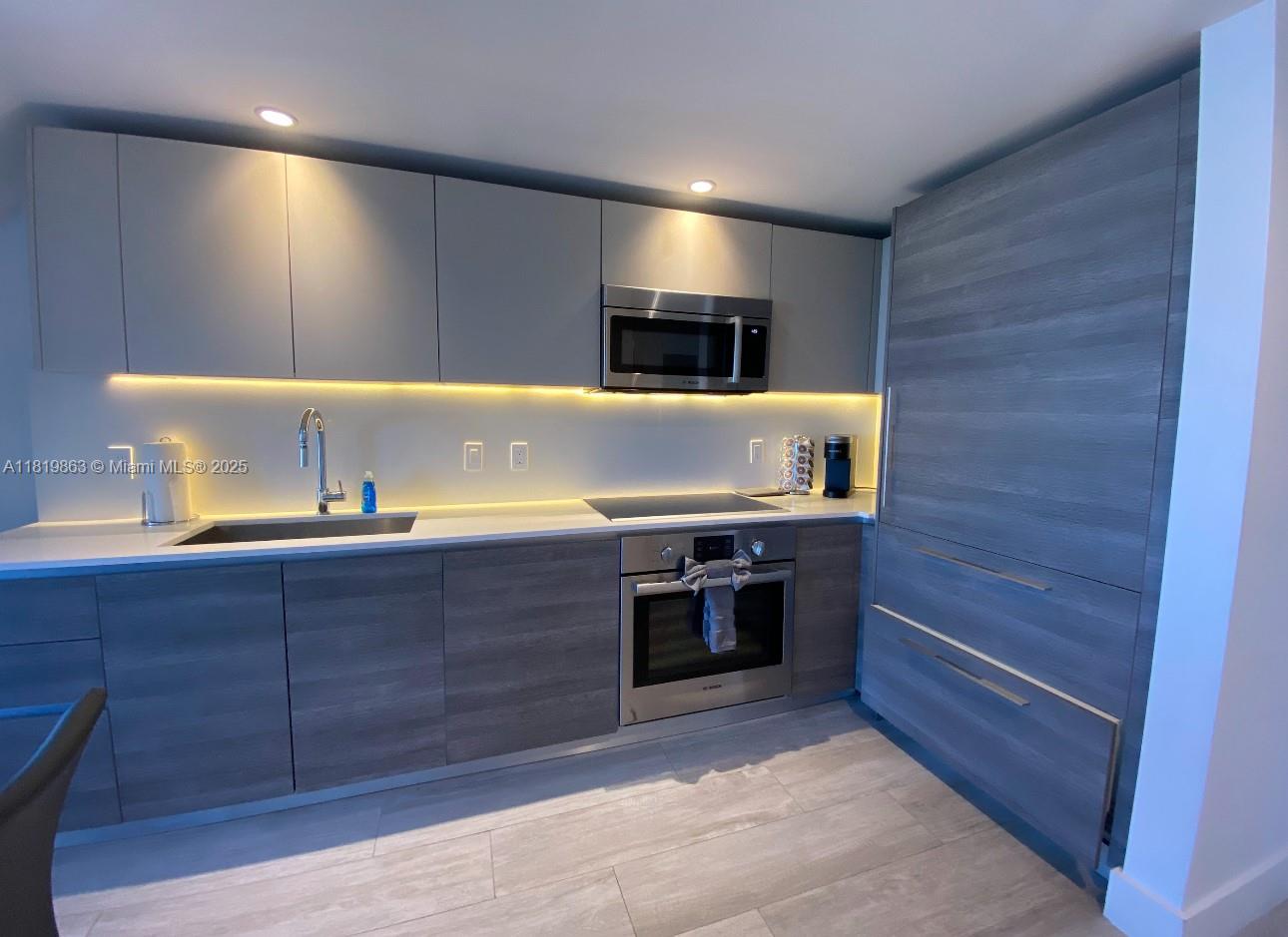 121 NE 34th St Unit: PH3212