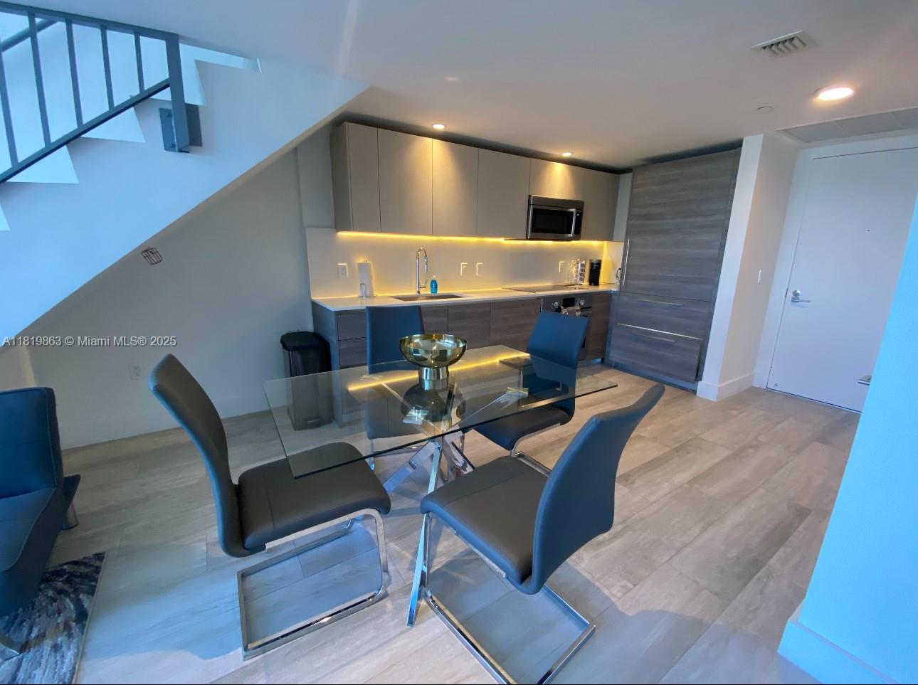 121 NE 34th St Unit: PH3212