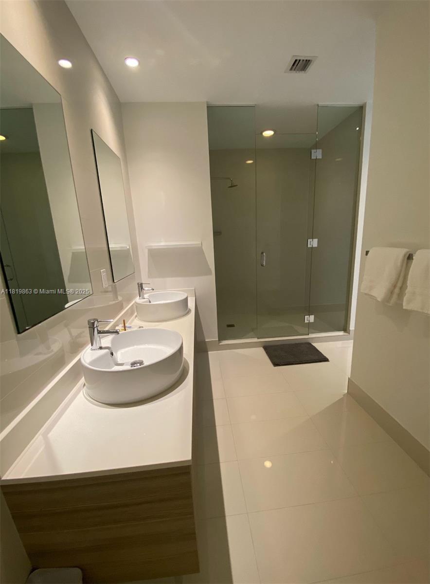 121 NE 34th St Unit: PH3212