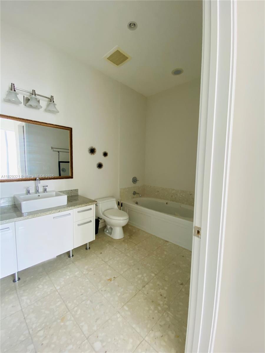 185 SW 7th St # 4311