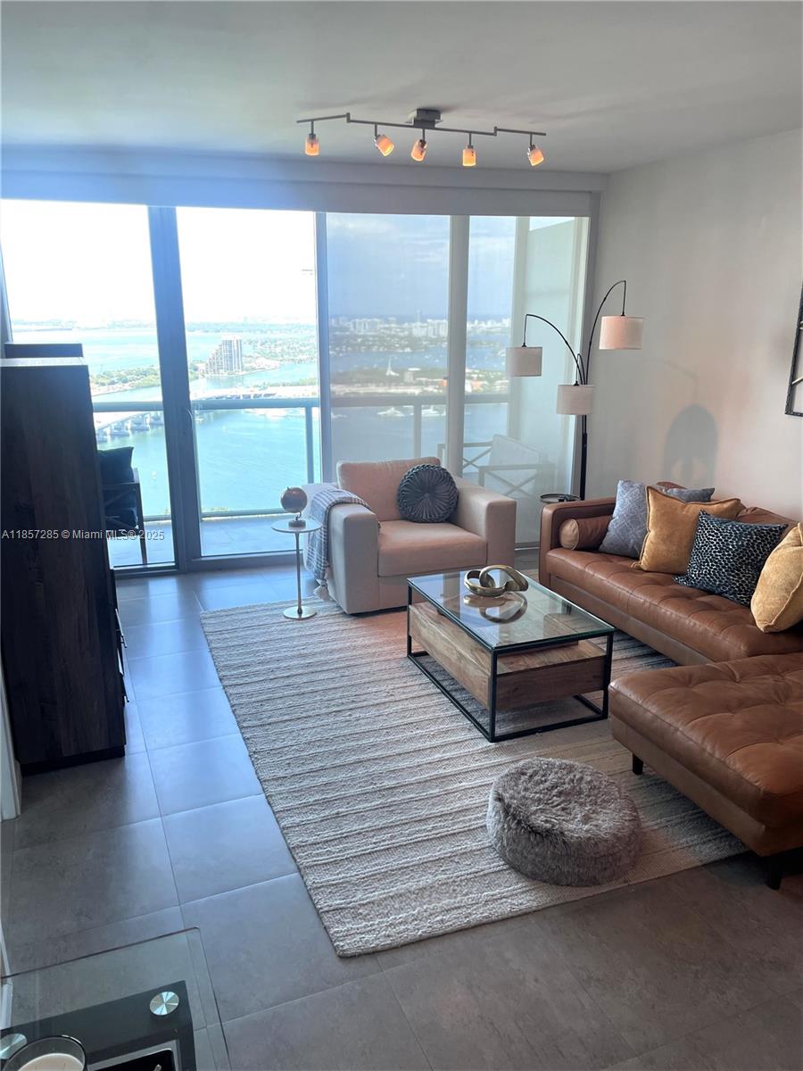 888 Biscayne Blvd # 4310