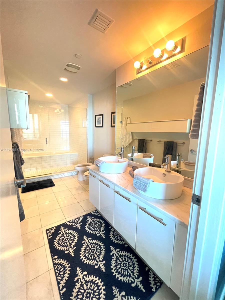 888 Biscayne Blvd # 4310