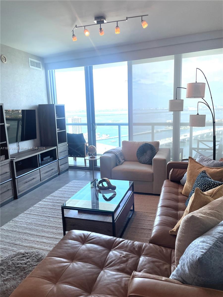 888 Biscayne Blvd # 4310