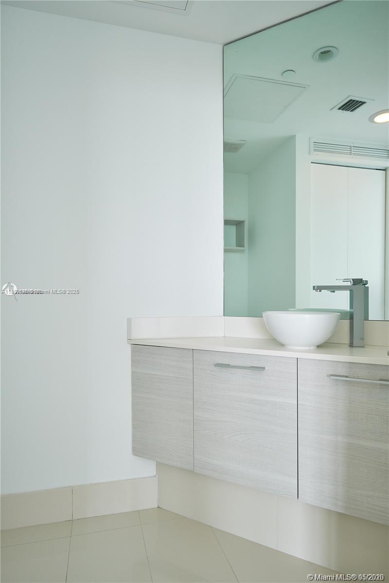 650 NE 32nd St # 1208