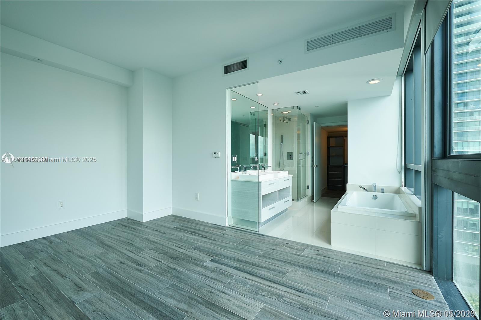 650 NE 32nd St # 1208