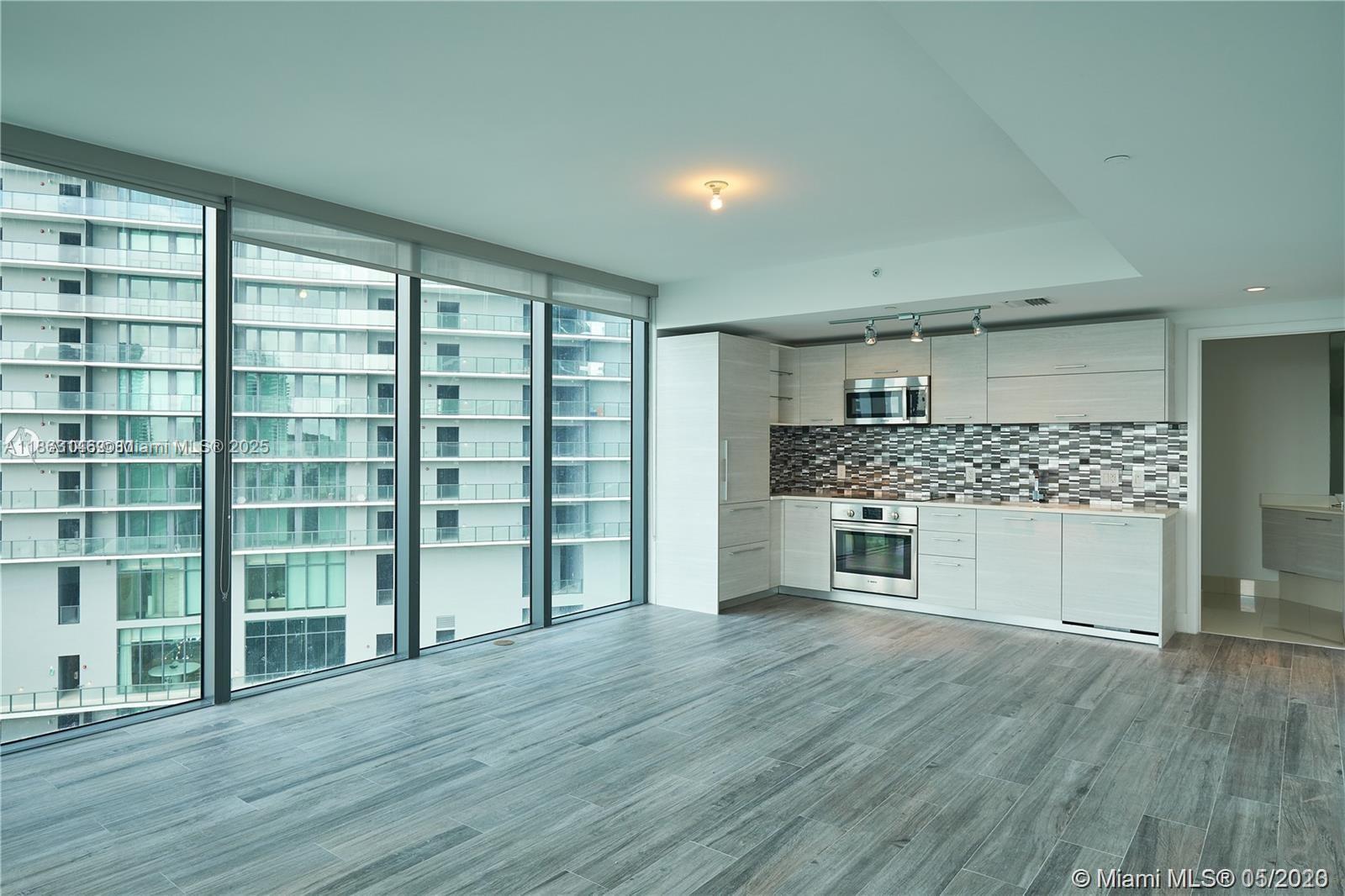 650 NE 32nd St # 1208