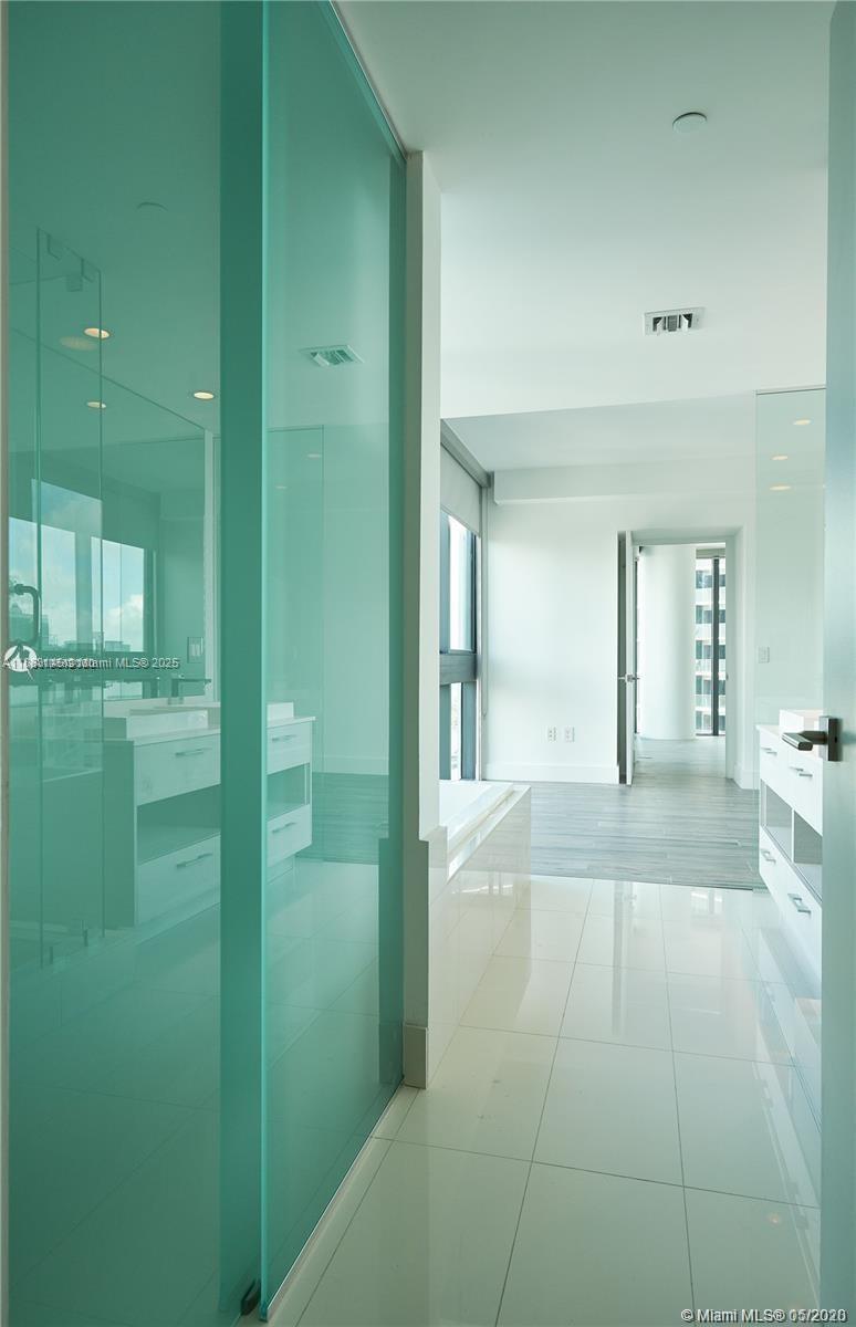 650 NE 32nd St # 1208