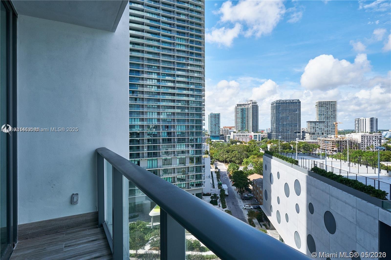 650 NE 32nd St # 1208